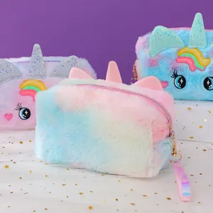 Detalle de neceseres de unicornio con peluche de colores y detalles de cuerno brillante