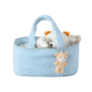 Detailansicht hellblauer Baby-Aufbewahrungskorb aus Plüsch mit braunem Teddybär-Anhänger