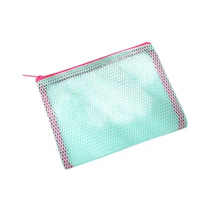 Détail de la trousse à maquillage en maille vert menthe avec fermeture éclair rose rouge