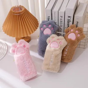 Nahaufnahme von Plüsch-Katzenpfoten-Mäppchen in Rosa, Grau und Beige mit weicher Textur