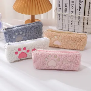 Pluche etuis met kattenpootjes in vier pastelkleuren met zachte lamsfluwelen textuur