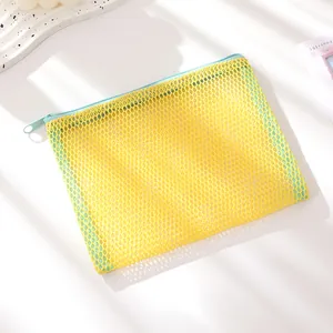 Détail de la pochette en maille jaune avec fermeture éclair bleu clair contrastée
