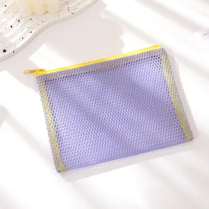 Pochette de rangement portable en filet violet avec fermeture éclair jaune pour cosmétiques