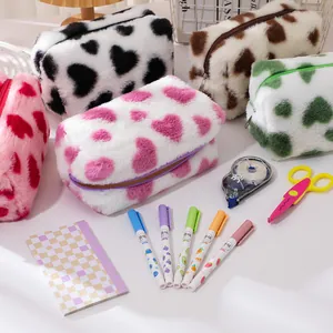 Estuche de peluche con estampado de corazones de piel sintética suave y cremallera