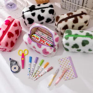 Estuches de peluche con estampado de corazones en cinco colores con material escolar