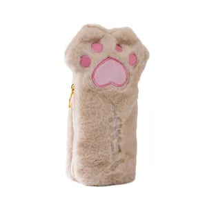 Süßes Plüsch-Mäppchen in Katzenpfoten-Form mit rosa Herzstickerei und Goldreißverschluss