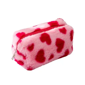 Neceser de peluche rosa con corazones rojos y cierre de cremallera para viaje