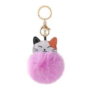 Nahaufnahme vom rosa Katzen-Plüschanhänger mit flauschigem Fellball und süßer Katzen-Grafik