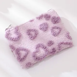 Beauty case portatile in peluche viola con motivi a cuore 3D e zip
