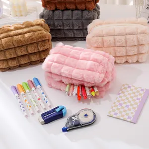 Detalle de estuches de peluche con diseño de tablero de ajedrez y cierre de cremallera