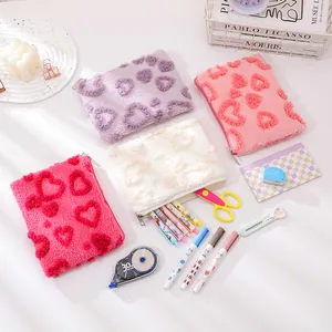 Astucci morbidi in peluche con cuori colorati per trucchi o articoli di cancelleria