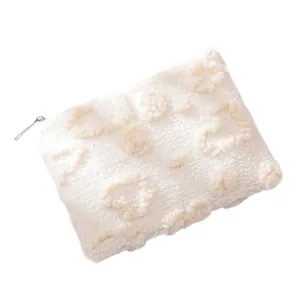 Borsa per trucco in peluche bianca con motivo a cuore e morbida trama in pile