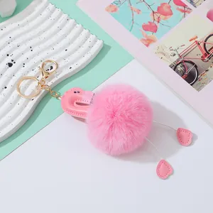 Detailansicht des pinken Flamingo-Plüsch-Schlüsselanhängers mit goldener Hardware