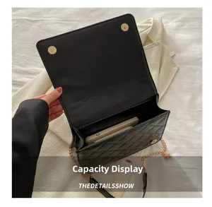 Capacité intérieure d'un sac à bandoulière matelassé noir avec chaîne dorée