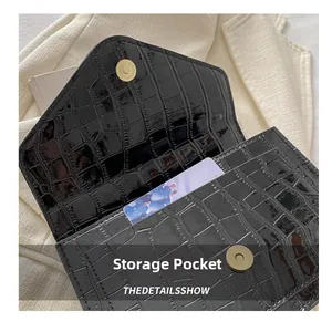 Detail der internen Tasche in der schwarzen Umhängetasche mit Kroko-Effekt