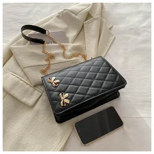 Détails du sac bandoulière matelassé noir en cuir PU avec nœud doré et bandoulière chaîne