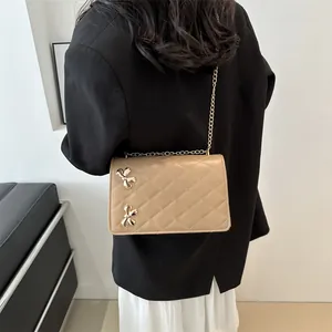 Sac bandoulière matelassé kaki avec nœuds dorés et bandoulière en chaîne élégante