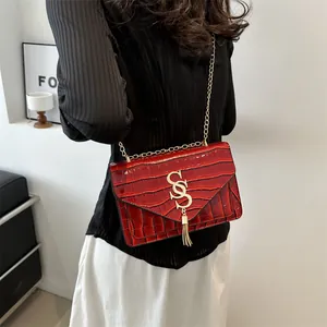 Stilvolle rote Umhängetasche mit Steinmuster, Goldkette und Quasten-Verschluss