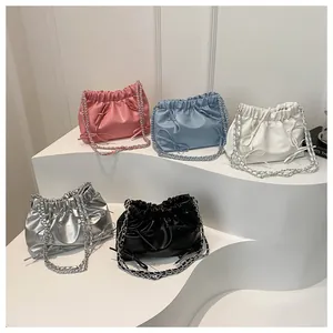 Detailansicht der gerafften Cloud-Bags in fünf Farben mit Schleife und Kettenriemen