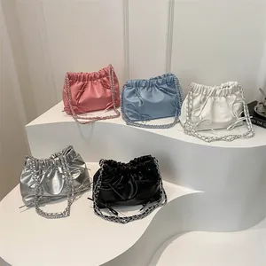 Damen Schultertasche Mit Raffung PU Leder Schleife Dekor Cloud Bucket Bag Silber Metallkette Mode Plissierte Umhängetasche