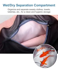 Detalle de bolsa de deporte rosa con compartimento interior impermeable para ropa húmeda y seca