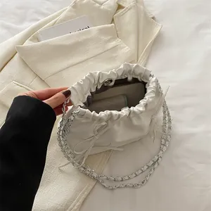 Weiße geraffte Wolken-Beuteltasche mit Schleife und silbernem Kettenriemen für Damen