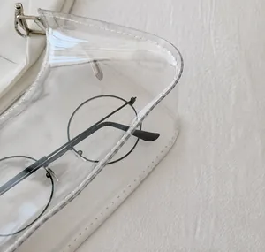 Detailaufnahme der hochwertigen Nähte und des transparenten PVC-Materials der Tasche