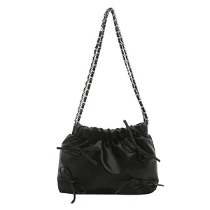 Minimalistische schwarze Falten-Beuteltasche mit Schleifen und silberner Kette