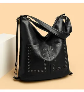Dettaglio borsa shopper in finta pelle nera con borchie argento e doppie tasche frontali