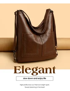 Dettaglio di zaino in pelle marrone con borchie metalliche e tracolla regolabile