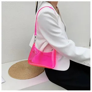 Gros plan sur le sac en PVC transparent rose vif avec fermeture éclair métallique robuste