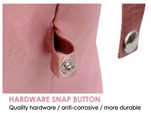 Detalle del botón a presión metálico duradero en la tela rosa impermeable del bolso