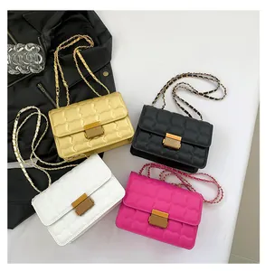 Mise à plat de sacs carrés matelassés en or noir blanc et rose avec bandoulières à chaînes