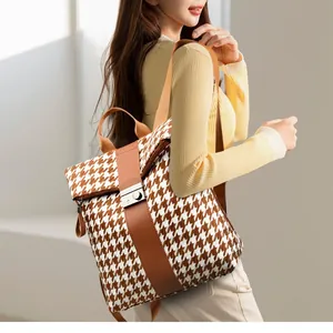 Mochila de mujer con estampado de pata de gallo y detalles de cuero marrón en modelo