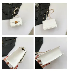 Gedetailleerde weergaven van een witte gewatteerde tas met ketting en gouden hardware