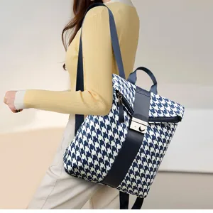 Mochila elegante con estampado de pata de gallo, cierre de broche y correas azules