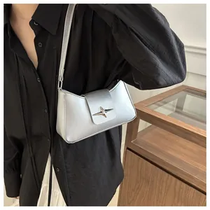 Gros plan sur le sac argenté métallisé avec une boucle en métal en forme d'étoile