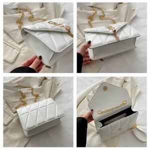 Détails de la texture en cuir blanc matelassé, ferrures dorées et intérieur de ce sac