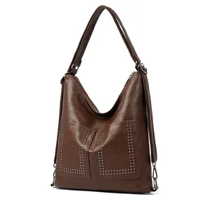 Borsa hobo classica in pelle marrone scuro con doppie tasche e decorazioni a rivetti