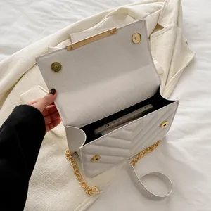 Vista interna di una borsa a tracolla trapuntata bianca che mostra lo spazio per smartphone
