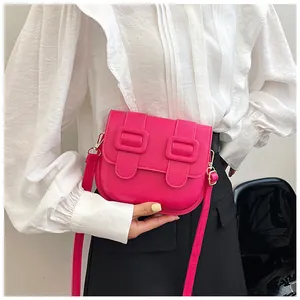 Détail du sac bandoulière fuchsia avec texture PU mate et crochets en métal doré