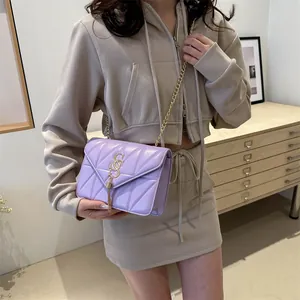 Sac à Épaule en Cuir PU Matelassé pour Femmes Chaîne Logo Métal Doré Gland Mode Petit Sac Carré Bandoulière pour Fête