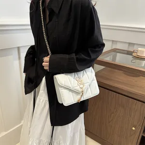Sac bandoulière blanc matelassé avec chaîne dorée et détail élégant de glands en métal