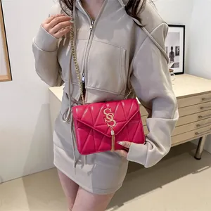 Sac à bandoulière matelassé rose fuchsia avec chaîne dorée et pompon pour femme