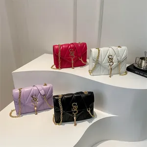 Sacs à bandoulière matelassés avec chaîne et pompon disponibles en quatre couleurs