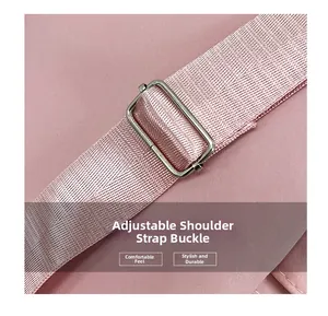 Dettaglio della tracolla regolabile in nylon rosa con fibbia in metallo argento lucido