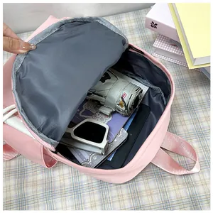 Ampio scomparto principale dello zaino rosa che mostra spazio per tablet e libri