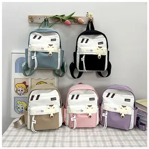 Dettaglio degli zaini scolastici leggeri in colori menta, rosa, kaki, viola e nero