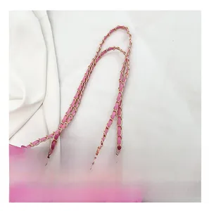 Détail du sac bandoulière rose matelassé à étoiles avec bandoulière chaîne dorée