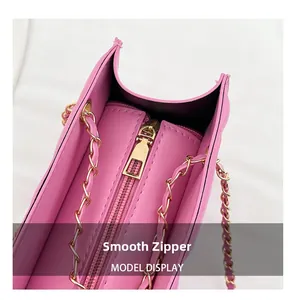 Détails de la fermeture éclair dorée et des finitions métalliques du sac en cuir rose